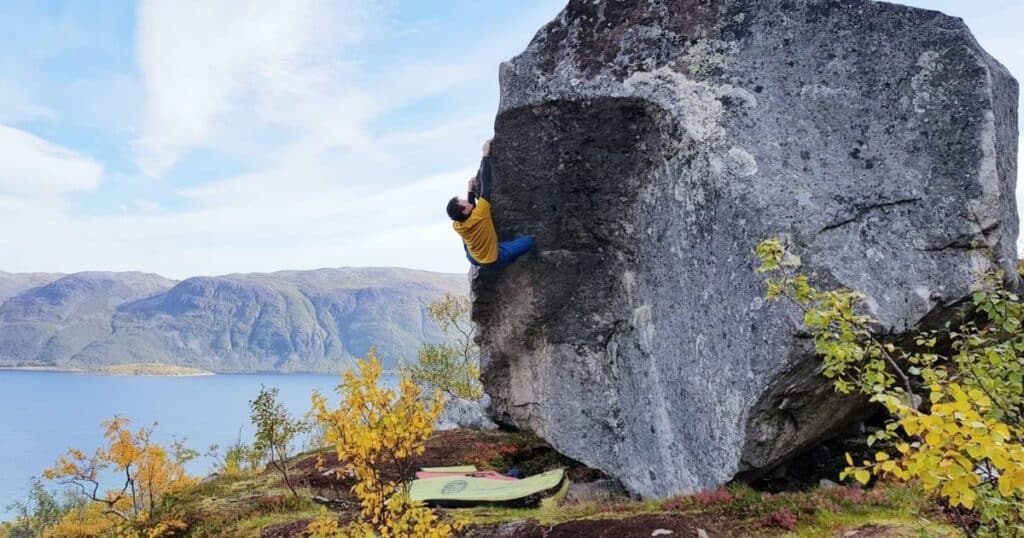 Buldring på en kampestein. Illustrasjon på klatreskader